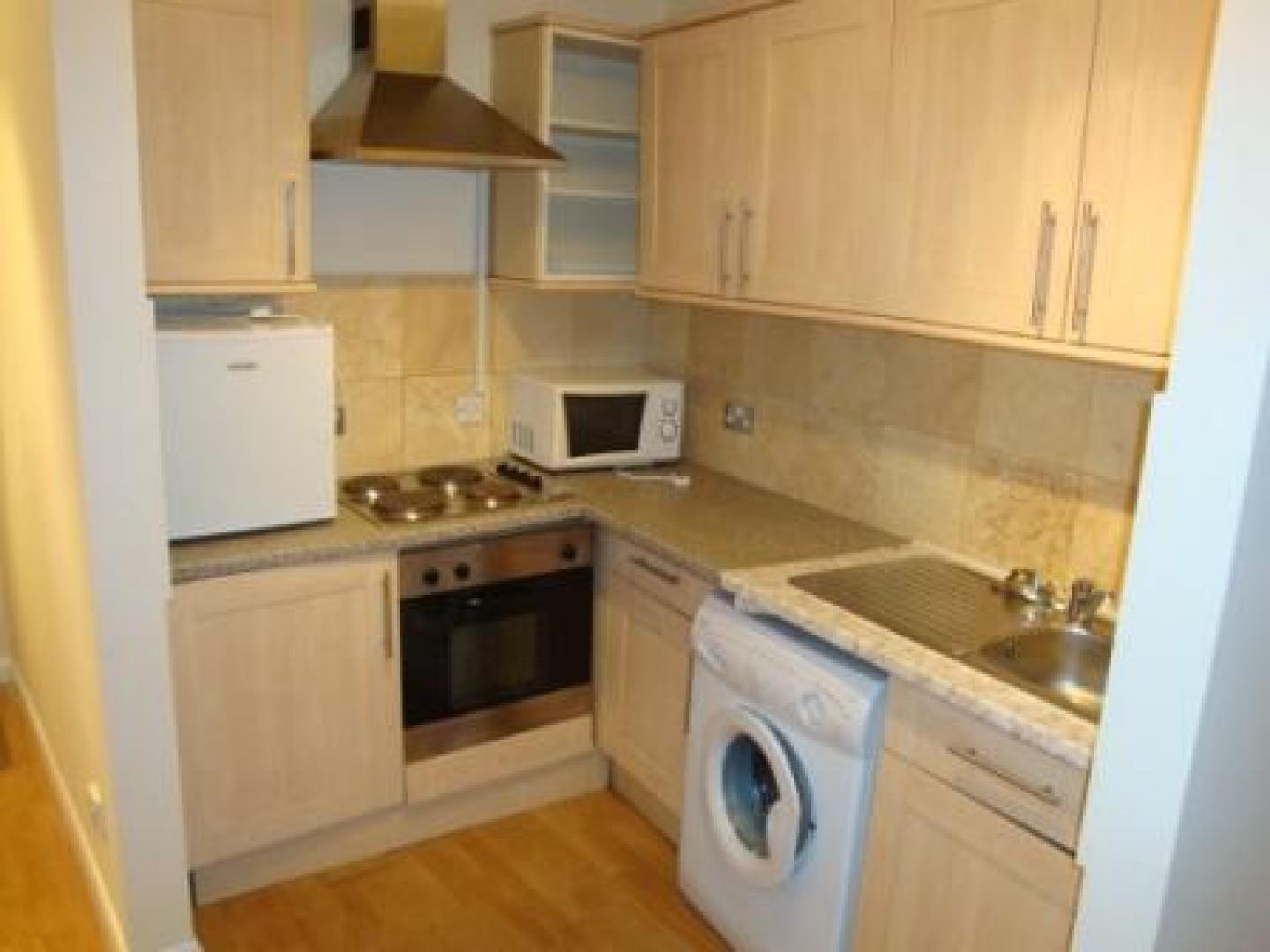 			2 Bedroom, 1 bath, 1 reception Flat			 North End Road, GOLDERS GREEN
